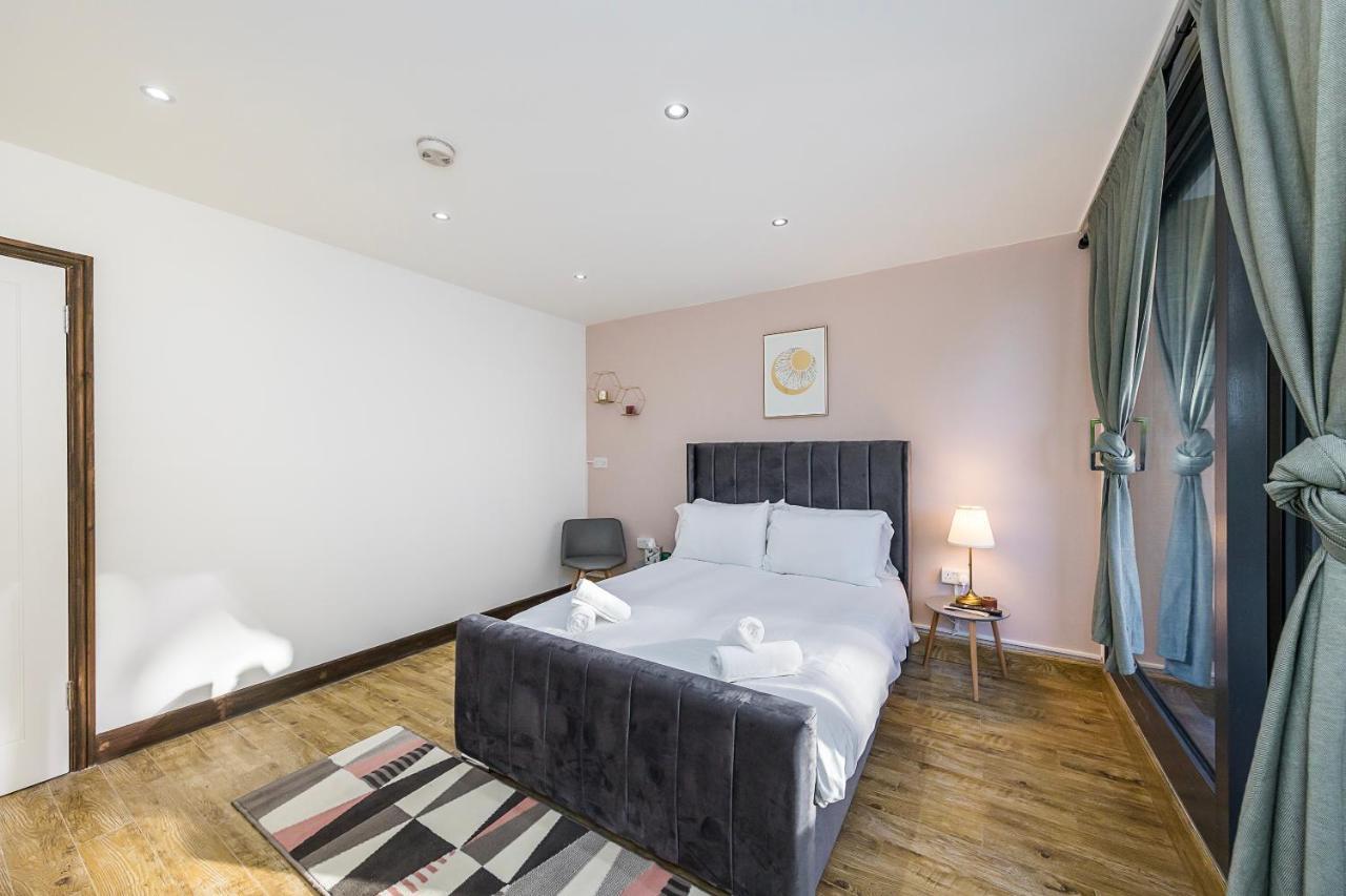 Отель Edgware Hub Лондон Экстерьер фото